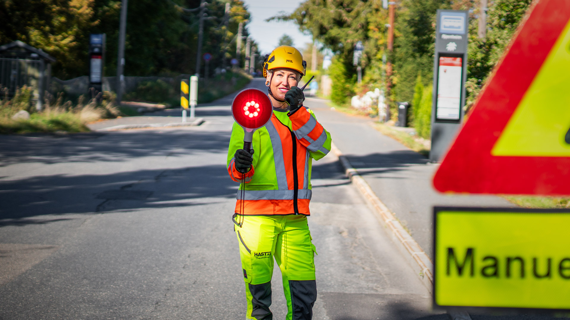 Hast trafikkdirigent med spak og skilt